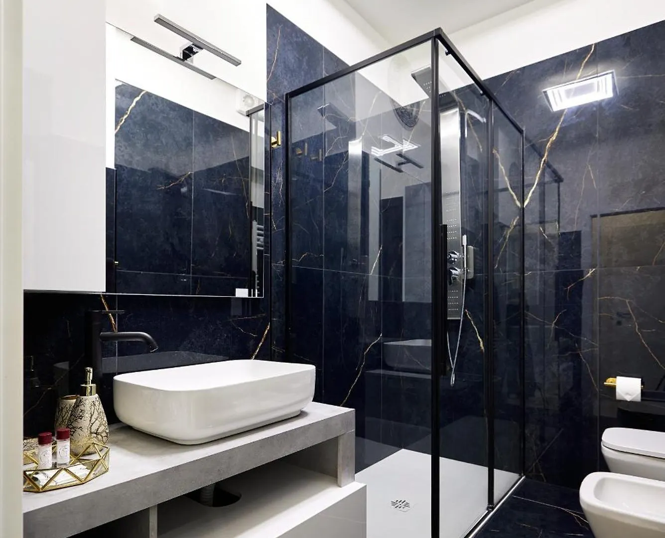 Italian Fashion Suite - Luxurious Marble City Center Milan Italy
