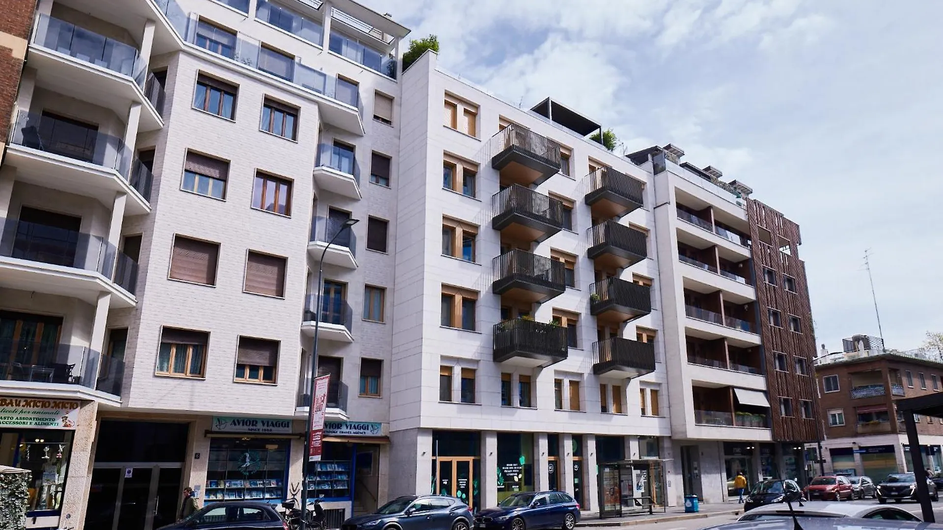 Italian Fashion Suite - Luxurious Marble City Center Milan Apartment