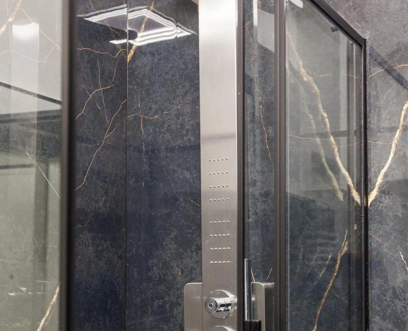 Italian Fashion Suite - Luxurious Marble City Center Milan Apartment