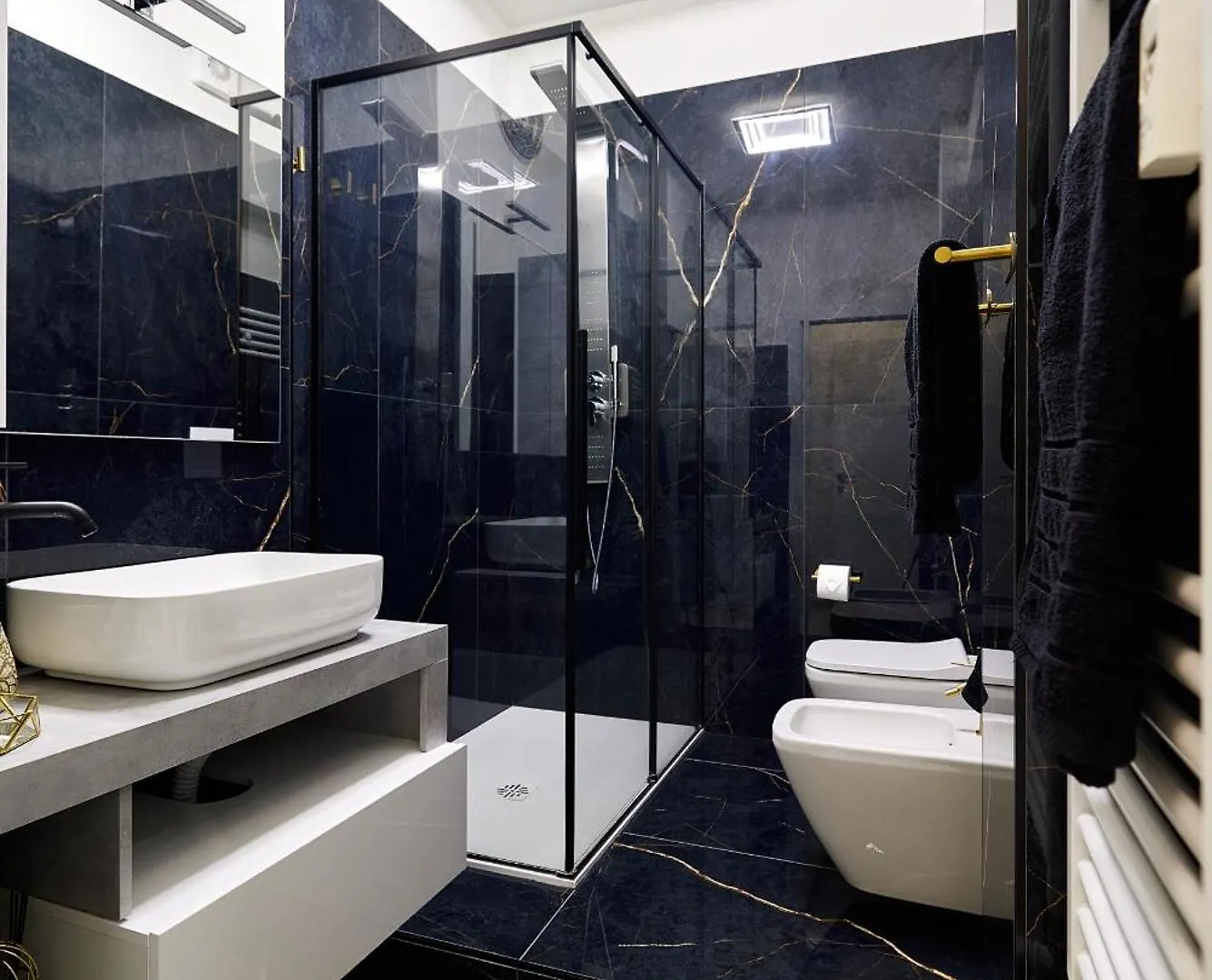 Italian Fashion Suite - Luxurious Marble City Center Milan Apartment